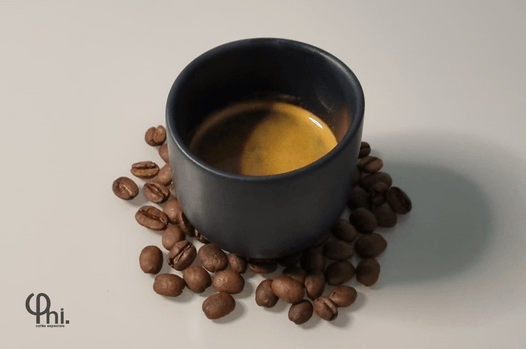 Um close-up de um filtro de papel cheio de café moído